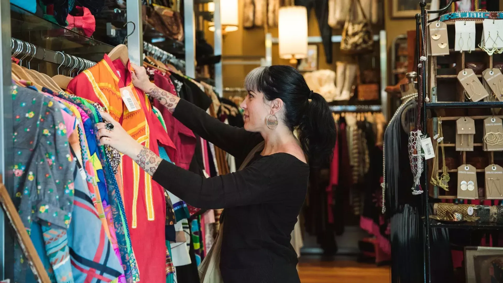 Una mujer compra en una boutique de San Francisco.