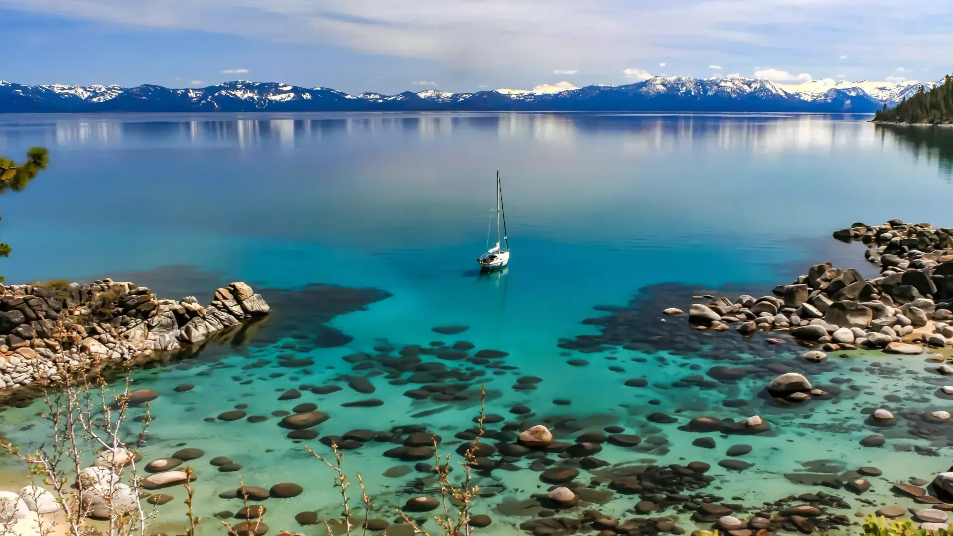 Água azul cristalina do Lago Tahoe